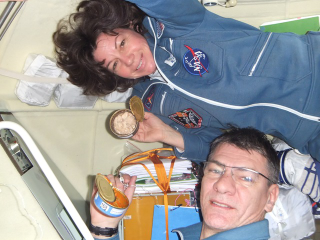 Illustration for article titled Rare Images From Inside a Soyuz During Flight